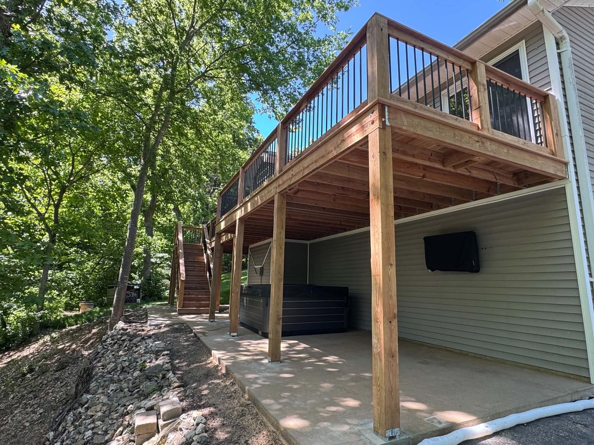 Elevated CedarTone hillside deck in St. Louis